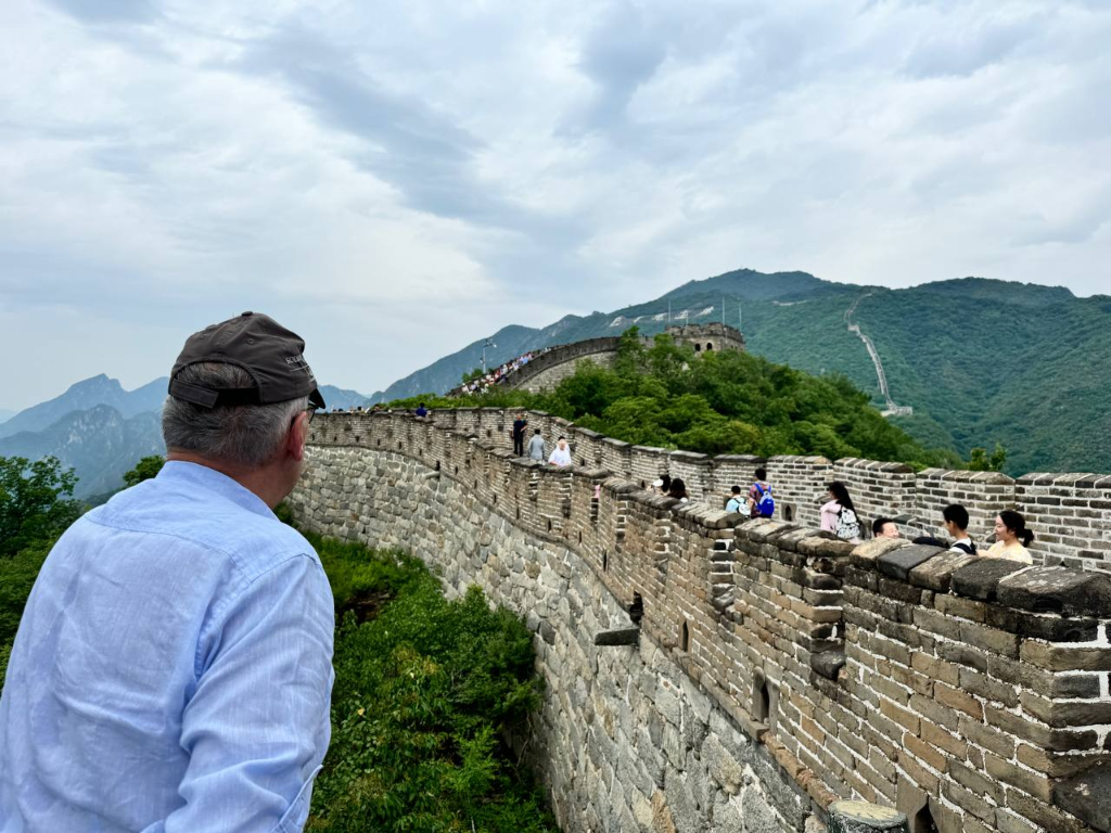 Die Chinesische Mauer ist über 20’00 Kilometer lang. Bundesrat Parmelin besuchte heute einen Abschnitt der Mauer.
