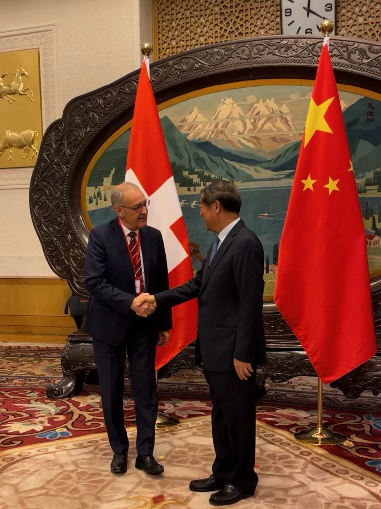 Bundesrat Guy Parmelin wurde in Peking vom stellvertretenden Premierminister He Lifeng empfangen.