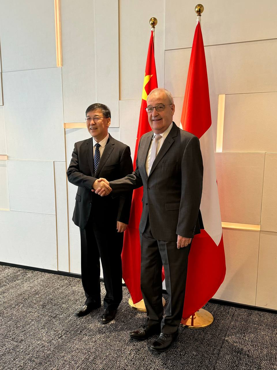 Bundesrat Guy Parmelin traf heute den Minister für Wissenschaft und Technologie, Yin Hejun.