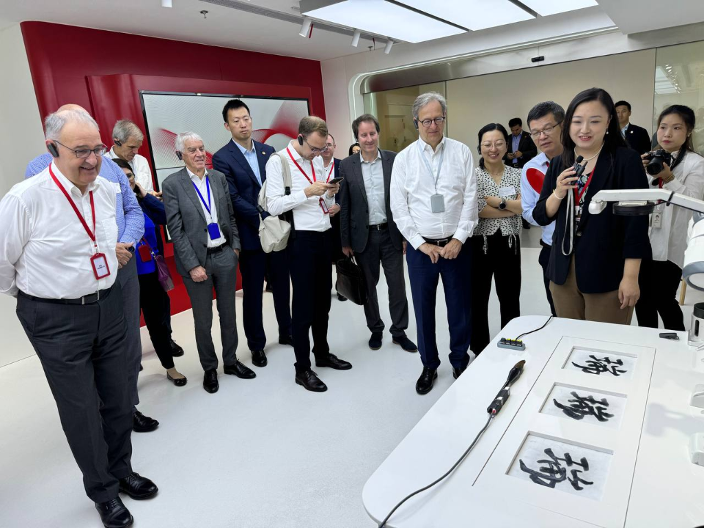 Die Schriftzeichen wurden von einem Roboter geschrieben.