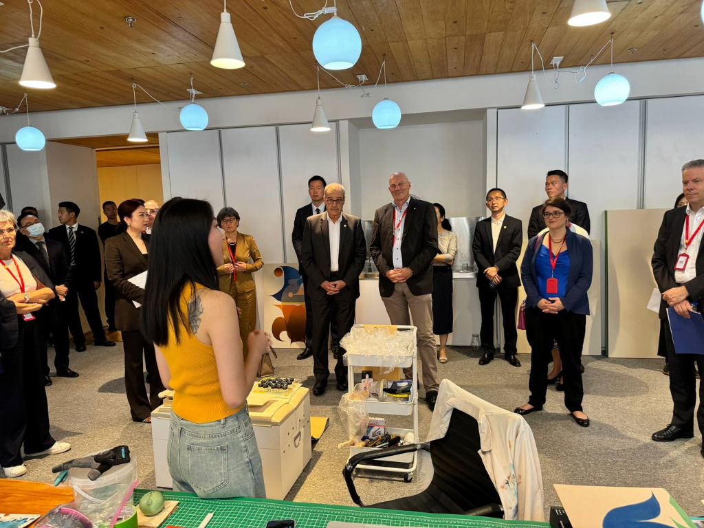 Eine Künstlerin, die das Hotel als Residenz nutzt, erzählte von ihrer Arbeit mit verschiedenen Materialien.