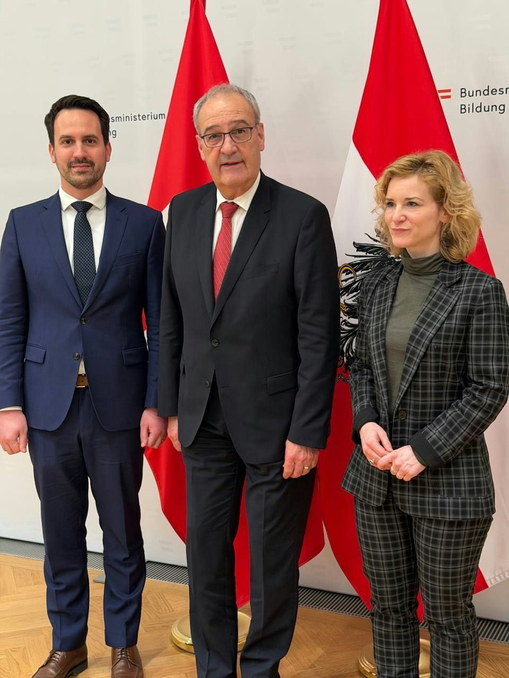 Il presidente della Confederazione Guy Parmelin con il ministro dell'istruzione Christoph Wiederkehr e la ministra per le questioni femminili, la scienza e la ricerca Eva-Maria Holzleitner.