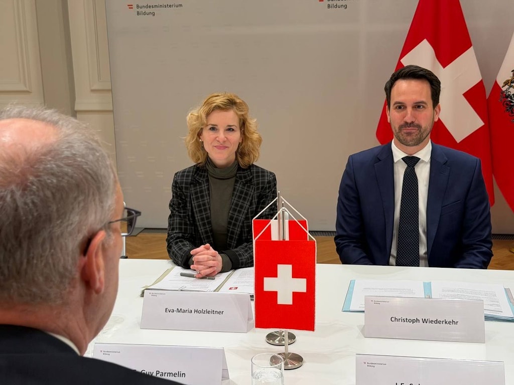 Il presidente della Confederazione Guy Parmelin con il ministro dell'istruzione Christoph Wiederkehr e la ministra per le questioni femminili, la scienza e la ricerca Eva-Maria Holzleitner.